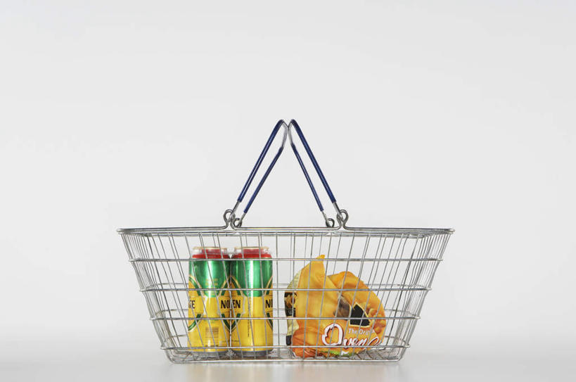 啤酒,无人,横图,室内,特写,白天,白色背景,正面,烹饪,西餐,餐桌,桌面,桌子,金属制品,阴影,反射,金属,木制,包装,罐子,篮子,影子,料理,食品,酒类,购物篮,薯条,菜肴,美食,酒,食物,饮料,一个,木制品,容器,快餐,西式,摄影,佳肴,影棚,单个,餐台,易拉罐,便利,存放,载具,西式快餐,垃圾食品,快捷,方便,寄存,寄放,暂存,购物提篮,购物筐,彩图,影棚拍摄,拍摄