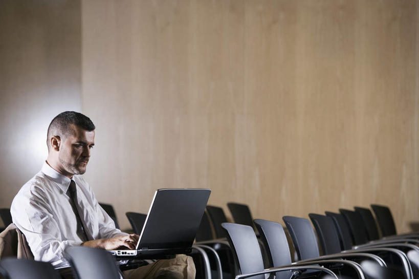 西方人,一个人,商务人士,商务男性,会议室,坐,横图,室内,白天,侧面,衬衫,电脑,笔记本电脑,欧洲,欧洲人,仅一个男性,仅一个人,敲打,套装,网络,墙,领带,注视,输入,通讯设备,墙壁,墙面,座位,仅一个年轻男性,打字,观察,看,观看,点击,敲击,察看,无线,象征,庄重,关注,通信设备,商务装,身份,无线网络,无线上网,便携式电脑,工薪阶层,正式,地位,坐位,按键,手提电脑,男人,男性,年轻男性,白种人,白领,上班族,坐着,半身,彩图,衬衣