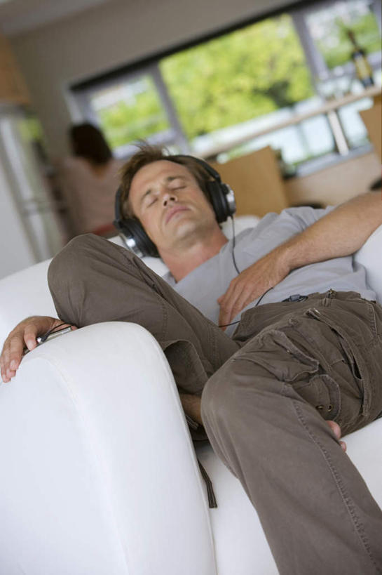 西方人,一个人,客厅,躺,闭眼,竖图,室内,白天,正面,陶醉,快乐,植物,窗户,沙发,欧洲,欧洲人,仅一个男性,仅一个人,仅一个中年男性,握,服装,墙,音乐,拿,音乐播放器,拿着,休闲装,玻璃窗,墙壁,墙面,树,树木,一个,衣服,绿色,自然,耳机,耳麦,随身听,享受,休闲,休闲服,握着,服饰,生长,单个,成长,麦克风,起居室,头戴式耳麦,布艺沙发,MP4播放器,客堂,卧着,男人,男性,中年男性,白种人,闭眼睛,闭着眼,闭着眼睛,躺着,卧,半身,彩图,头戴式耳机,播放器,沉醉