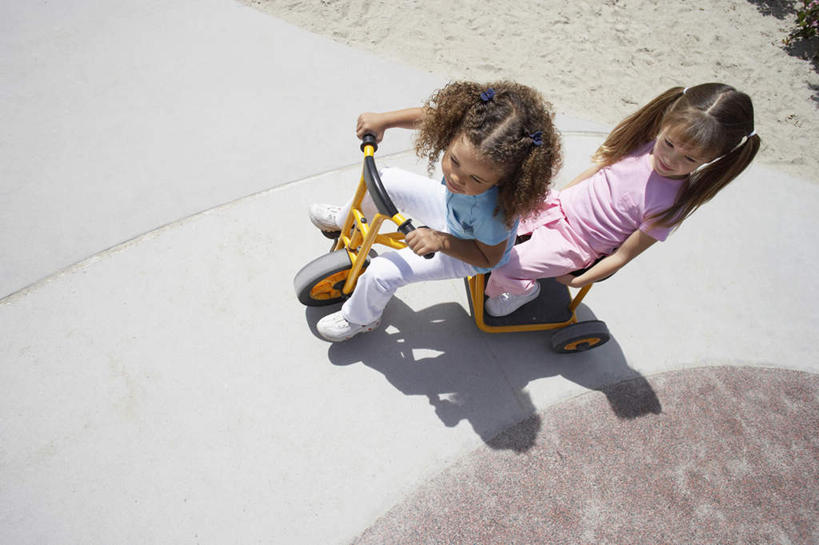 西方人,儿童,两个人,伙伴,朋友,站,横图,俯视,室外,白天,锻炼,友谊,纯洁,运动,欧洲,非洲,黑人,欧洲人,一辆,握,服装,拿,拿着,注视,休闲装,极限运动,小孩,衣服,观察,看,站着,休闲,休闲服,滑板车,可爱,童年,童趣,抬脚,握着,服饰,滑板,观看,察看,关注,童真,烂漫,无邪,体育,天真,友情,女孩,女人,女性,非洲人,站立,彩图,高角度拍摄,全身,健身,滑板运动,女生