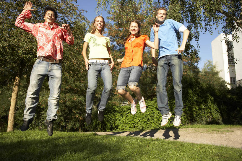 西方人,儿童,四个人,伙伴,朋友,高楼大厦,跳,举,笑,微笑,露齿笑,横图,室外,白天,正面,友谊,纯洁,草地,草坪,植物,大厦,建筑,摩天大楼,欧洲,欧洲人,阴影,服装,光线,影子,注视,休闲装,草,树,树木,小孩,衣服,绿色,阳光,自然,楼宇,观察,看,托,休闲,休闲服,可爱,童年,童趣,服饰,生长,成长,观看,察看,关注,童真,烂漫,无邪,天真,友情,男孩,男人,男性,女孩,女人,女性,白种人,举起,举手,举着,跳跃,向上举,向上伸,向上托,彩图,全身,大楼,高层建筑,高楼,摩天楼,男生,女生