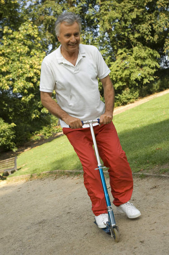 西方人,一个人,站,笑,微笑,露齿笑,竖图,室外,白天,正面,T恤衫,锻炼,运动,草地,草坪,树林,植物,欧洲,欧洲人,仅一个男性,仅一个人,握,阴影,裤子,光线,影子,T恤,注视,极限运动,草,树,树木,红色,绿色,白色,阳光,自然,观察,看,站着,仅一个老年男性,骑车,滑板车,握着,生长,成长,滑板,观看,察看,关注,体育,老年男性,男人,男性,白种人,站立,彩图,全身,健身,滑板运动