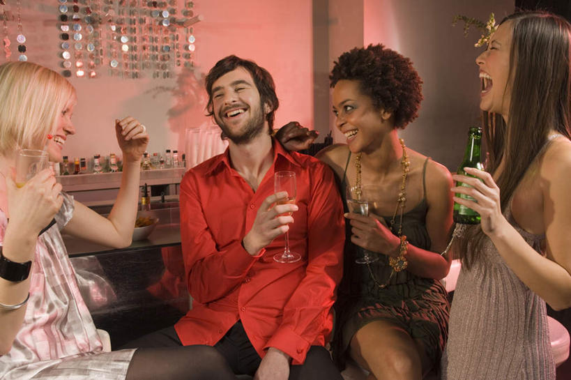 东方人,西方人,胡须,四个人,伙伴,朋友,酒吧,坐,横图,室内,白天,正面,衬衫,裙子,友谊,吧台,杯子,欧洲,非洲,黑人,欧洲人,亚洲,握,阴影,连衣裙,光线,高脚杯,影子,墙,灯光,红酒杯,伏特加,酒类,拿,拿着,黄种人,墙壁,墙面,玻璃制品,酒,红色,酒杯,握着,吊带裙,猜拳,葡萄酒杯,划拳,蒸馏酒,友情,男人,男性,年轻男性,年轻女性,女人,女性,白种人,非洲人,亚洲人,胡子,络腮胡,玻璃杯,坐着,半身,彩图,衬衣,酒吧间,酒馆