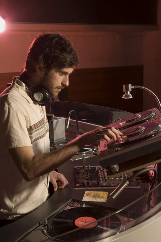 西方人,胡须,一个人,酒吧,站,竖图,室内,白天,侧面,数据,欧洲,欧洲人,仅一个男性,仅一个人,握,服装,信息,唱片,拿,拿着,注视,休闲装,存储介质,加工,仅一个年轻男性,衣服,观察,看,站着,休闲,休闲服,握着,服饰,放大,观看,碟片,修饰,存储,混合,察看,播音,关注,广播,调音台,分配,dj师,唱片骑士,黑胶唱片,调音控制台,男人,男性,年轻男性,白种人,胡子,络腮胡,站立,半身,彩图,酒吧间,酒馆