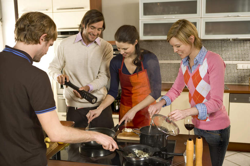 西方人,四个人,夫妻,伙伴,朋友,站,笑,微笑,露齿笑,横图,室内,白天,正面,爱情,友谊,厨房,窗户,柜子,欧洲,欧洲人,握,服装,方格,格子,墙,炉灶,浪漫,拿,拿着,注视,休闲装,玻璃窗,墙壁,墙面,衣服,粉色,灰色,橱柜,观察,看,站着,休闲,休闲服,米色,恩爱,握着,恋人,服饰,观看,察看,关注,友情,男人,男性,女人,女性,中年男性,中年女性,白种人,夫妇,情侣,站立,半身,彩图,灶间,伴侣,料理台