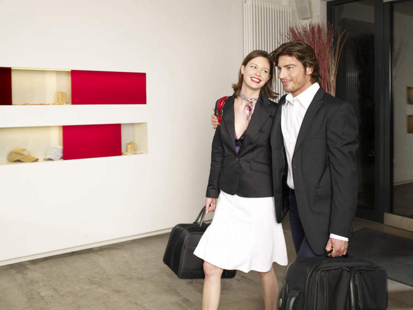 西方人,两个人,夫妻,商务人士,商务男性,商务女性,宾馆,走,抱,横图,室内,白天,正面,衬衫,爱情,酒店,欧洲,欧洲人,握,套装,包,拉杆箱,旅行箱,皮包,墙,地面,浪漫,拿,拎,拿着,注视,墙壁,墙面,行李箱,箱子,观察,看,服务台,恩爱,握着,恋人,抱着,观看,出差,单肩包,察看,搂着,关注,商务装,工薪阶层,男人,男性,年轻男性,年轻女性,女人,女性,白种人,夫妇,情侣,白领,上班族,步行,搂,散步,走路,半身,彩图,衬衣,旅行,客店,客栈,旅店,旅馆,旅舍,汽车旅馆,伴侣,拎着