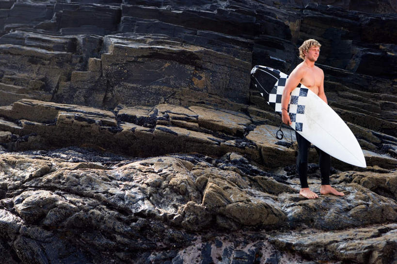 冲浪,西方人,一个人,站,横图,室外,白天,正面,锻炼,运动,礁石,石头,欧洲,欧洲人,仅一个男性,仅一个人,握,阴影,服装,光线,帆板,石子,影子,拿,拿着,光脚,运动器械,仅一个年轻男性,衣服,阳光,站着,赤脚,健身器械,握着,潜水服,服饰,衣着,穿着,健身器材,水上运动,衣饰,冲浪装备,体育,男人,男性,年轻男性,白种人,礁,石块,岩石,站立,彩图,全身,健身,湿式潜水服,冲浪运动,运动器材