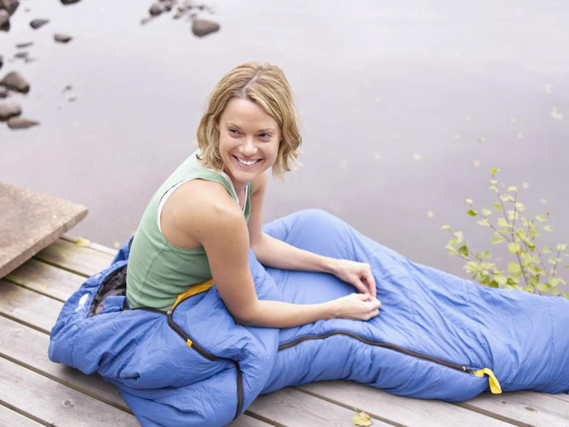 西方人,一个人,坐,笑,微笑,露齿笑,横图,俯视,室外,白天,湖,湖泊,水,欧洲,欧洲人,仅一个女性,仅一个人,木板,湖面,水流,水面,桥,木桥,扭头,注视,栈桥,蓝色,湖水,看,转头,仅一个中年女性,人行桥,木板桥,关注,露营,睡袋,野营,宿营,快捷,方便,女人,女性,中年女性,白种人,坐着,彩图,高角度拍摄,全身