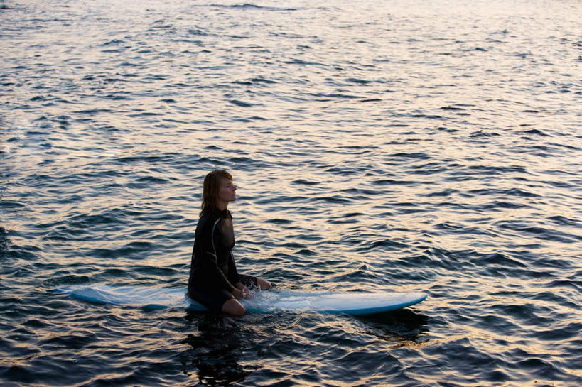 冲浪,西方人,一个人,坐,横图,俯视,室外,白天,锻炼,运动,海浪,海洋,欧洲,欧洲人,仅一个年轻女性,仅一个女性,仅一个人,阴影,服装,漂浮,光线,帆板,影子,浪花,注视,运动器械,衣服,阳光,海水,观察,看,健身器械,潜水服,服饰,观看,波光粼粼,察看,衣着,穿着,关注,健身器材,水上运动,海景,衣饰,冲浪装备,体育,年轻女性,女人,女性,白种人,大海,风浪,海,海水的波动,近岸浪,涌浪,坐着,彩图,高角度拍摄,全身,健身,湿式潜水服,冲浪运动,运动器材