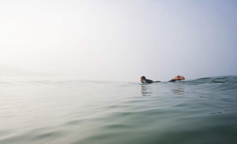 冲浪,西方人,一个人,横图,室外,白天,侧面,锻炼,运动,海浪,海洋,欧洲,欧洲人,仅一个男性,仅一个人,仅一个中年男性,阴影,服装,漂浮,光线,帆板,影子,浪花,运动器械,衣服,蓝色,蓝天,天空,阳光,海水,天,趴着,健身器械,潜水服,服饰,晴朗,衣着,穿着,健身器材,水上运动,海景,万里无云,衣饰,冲浪装备,体育,男人,男性,中年男性,白种人,大海,风浪,海,海水的波动,近岸浪,涌浪,晴空,晴空万里,趴,彩图,全身,健身,湿式潜水服,冲浪运动,运动器材