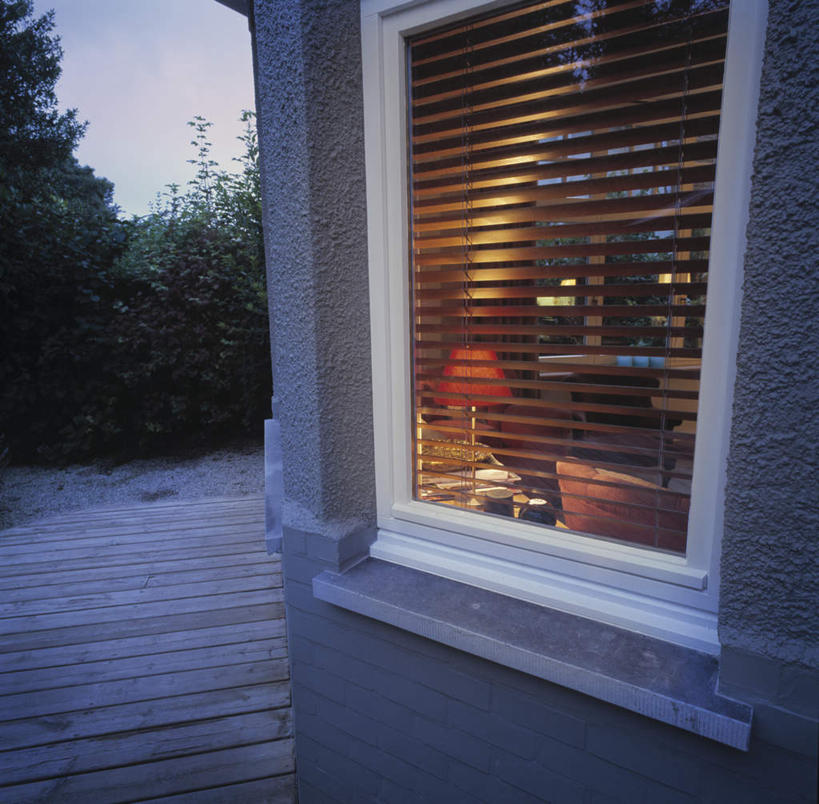 无人,露台,横图,室外,白天,正面,日落,植物,窗户,沙发,台灯,阳台,照明,阴影,光线,影子,百叶窗,庭院,晚霞,霞光,云,云朵,落日,院子,灯光,云彩,灯,树,树木,蓝色,绿色,白云,蓝天,天空,阳光,自然,黄昏,灯具,天,彩霞,生长,晴朗,成长,照亮,阴暗,照明设备,布艺沙发,夕照,晴空,夕阳,彩图,露天阳台,斜阳