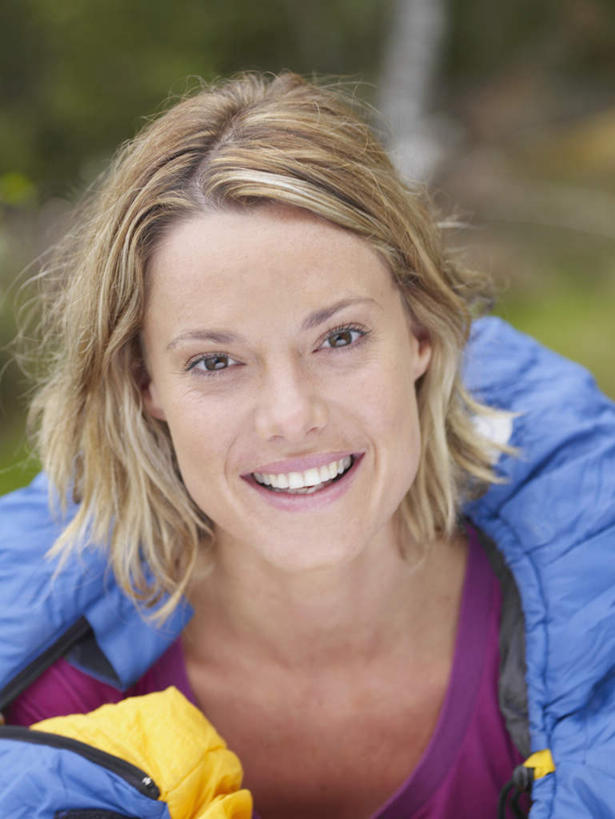 西方人,脸,头,脸颊,一个人,站,笑,微笑,露齿笑,竖图,室外,特写,白天,正面,草地,草坪,树林,植物,欧洲,欧洲人,仅一个女性,仅一个人,朦胧,模糊,包裹,注视,草,树,树木,蓝色,绿色,自然,观察,看,站着,仅一个中年女性,金色,生长,成长,观看,察看,关注,露营,睡袋,野营,宿营,快捷,方便,女人,女性,中年女性,白种人,头部,长发,卷发,脸部,脸蛋,面部,站立,半身,彩图