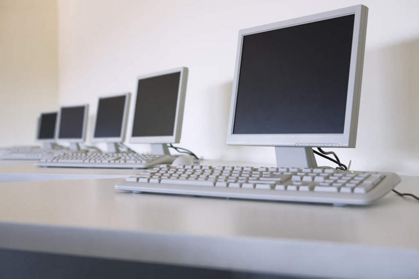 无人,横图,室内,特写,白天,正面,电脑,显示器,鼠标,键盘,桌面,桌子,静物,一排,许多,阴影,整齐,反射,网络,影子,墙,输入设备,通讯设备,书桌,墙壁,墙面,排列,课桌,教室,台式电脑,课堂,队列,通信设备,输出设备,五台,彩图