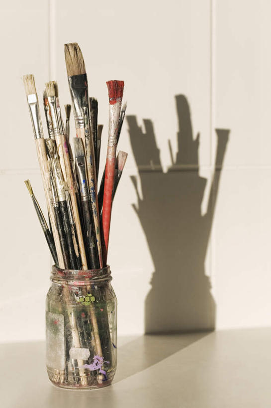 无人,竖图,室内,特写,白天,正面,桌面,桌子,静物,笔筒,一排,许多,阴影,整齐,反射,笔,影子,墙,办公用品,书桌,墙壁,墙面,文具,排列,画笔,课桌,容器,学习用品,器皿,储藏,堆,文具用品,储存,队列,插笔器具,文房用具,彩图,贮存