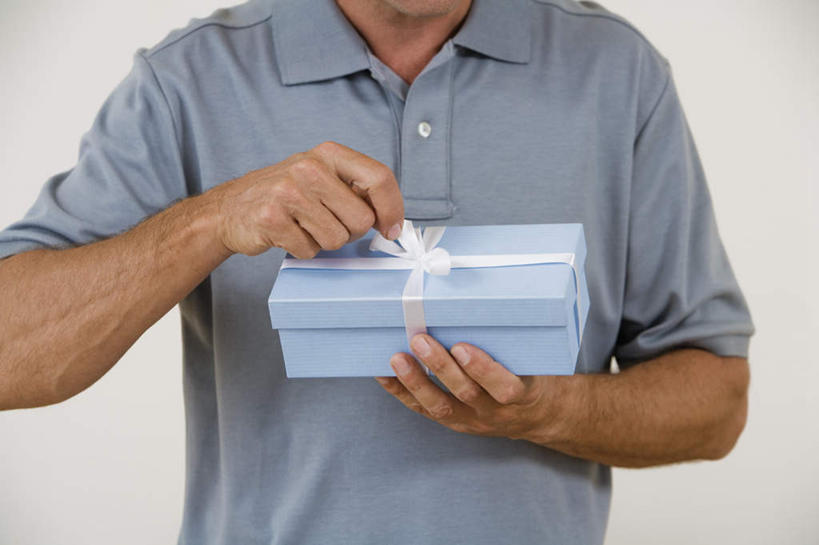 西方人,一个人,站,横图,室内,白天,正面,T恤衫,礼盒,礼物,欧洲,欧洲人,仅一个男性,仅一个人,握,包裹,丝绸,丝带,纸盒,墙,缎带,拿,T恤,拿着,墙壁,墙面,绸带,盒子,一个,蓝色,白色,灰色,包装盒,礼品盒,站着,仅一个老年男性,握着,礼品,单个,拆,老年男性,男人,男性,白种人,站立,半身,彩图