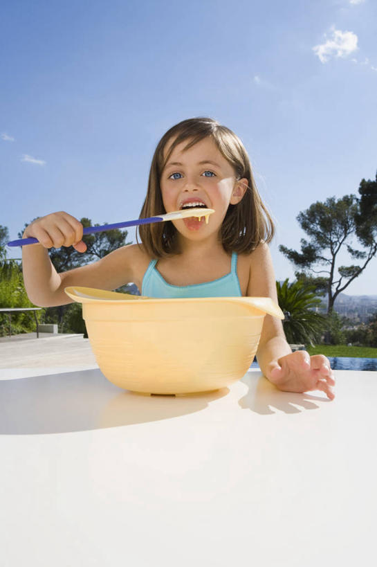 西方人,儿童,一个人,坐,吃,竖图,室外,白天,正面,纯洁,植物,桌面,桌子,吊带,欧洲,欧洲人,仅一个女性,仅一个人,握,阴影,服装,光线,木制,工具,影子,塑料,云,云朵,冰激凌,刀具,清凉,拿,云彩,拿着,注视,吊带衫,树,树木,小孩,衣服,蓝色,绿色,白云,蓝天,天空,阳光,自然,木制品,容器,塑料制品,碗,冷饮,天,观察,看,张嘴,仅一个小孩,舒服,冰淇淋,可爱,童年,童趣,握着,服饰,生长,晴朗,成长,观看,储藏,解暑,察看,衣着,储存,穿着,关注,解渴,刮刀,雪糕,张大嘴巴,童真,烂漫,无邪,舒爽,冰糕,消暑,衣饰,天真,女孩,女人,女性,白种人,孩子,晴空,张开嘴,嚼,食,坐着,半身,彩图,橡皮刮刀,贮存,女生