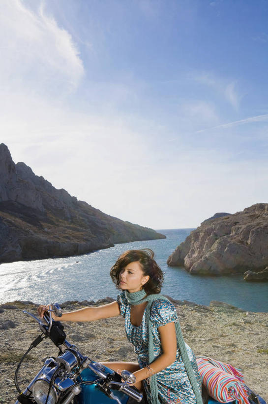 西方人,一个人,坐,竖图,室外,白天,侧面,河流,山,山脉,水,摩托车,纺织品,欧洲,欧洲人,仅一个年轻女性,仅一个女性,仅一个人,一辆,握,阴影,服装,装饰,光线,毛毯,毯子,影子,河水,山峰,水流,云,云朵,山峦,云彩,扭头,注视,休闲装,车,纺织,衣服,蓝色,白云,蓝天,天空,阳光,垫子,交通工具,群山,天,观察,驾驶,看,行驶,转头,休闲,温暖,休闲服,握着,服饰,晴朗,观看,操纵,华丽,修饰,点缀,控制,察看,关注,载具,操控,衬托,美观,雅致,雅观,把持,年轻女性,女人,女性,白种人,晴空,坐着,半身,彩图