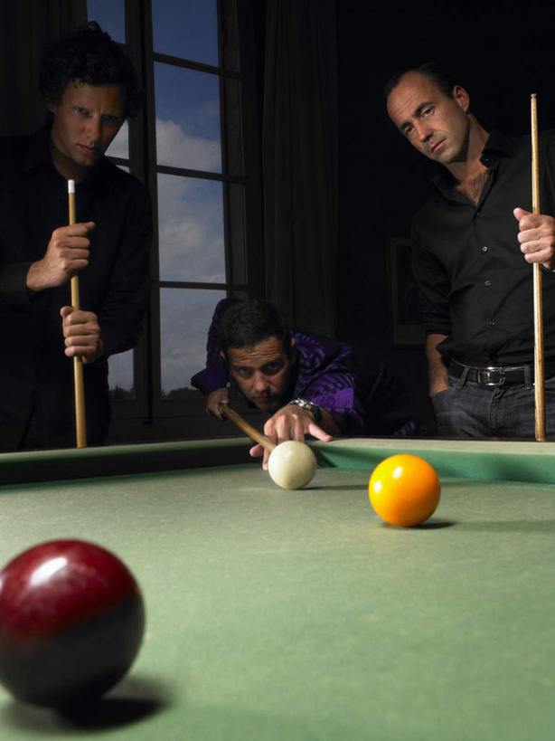 西方人,三个人,伙伴,朋友,站,竖图,室内,夜晚,正面,友谊,台球,窗户,欧洲,欧洲人,弯腰,握,撞球,阴影,服装,光线,球杆,影子,墙,灯光,拿,拿着,注视,休闲装,运动器械,玻璃窗,墙壁,墙面,彩球,衣服,观察,看,站着,休闲,休闲服,健身器械,握着,服饰,观看,察看,台球桌,关注,对准,瞄准,健身器材,斯诺克,弯身,斯诺克球,斯诺克台球,友情,桌球,男人,男性,年轻男性,中年男性,白种人,站立,半身,彩图,运动器材