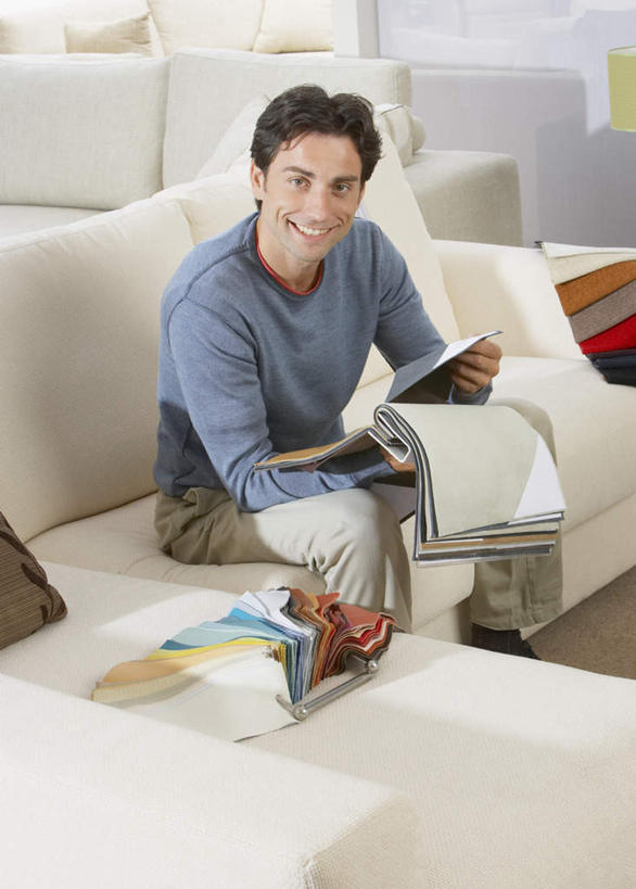 西方人,一个人,商店,竖图,室内,白天,正面,阅读,靠垫,沙发,欧洲,欧洲人,仅一个男性,仅一个人,仅一个中年男性,服装,靠枕,注视,休闲装,商铺,衣服,垫子,枕头,观察,看,休闲,休闲服,浏览,服饰,皮夹子,钱包,观看,察看,册子,零钱包,皮夹,关注,宣传,布艺沙发,宣传册,美观,市肆,商号,男人,男性,中年男性,白种人,半身,彩图,店铺,家居店,家居生活馆,家具店,居家生活馆