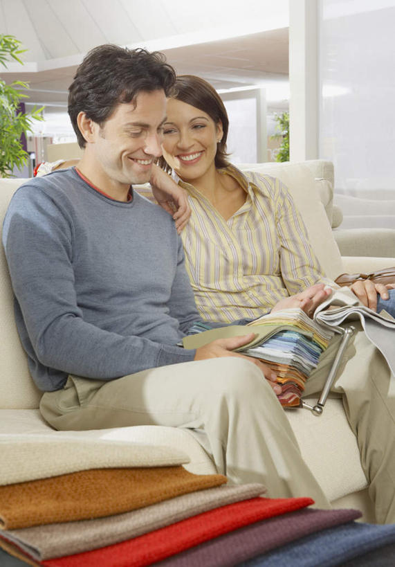 西方人,中年人,两个人,家庭,夫妻,商店,坐,笑,微笑,露齿笑,竖图,室内,白天,正面,爱情,阅读,靠垫,沙发,欧洲,欧洲人,握,服装,靠枕,浪漫,拿,拿着,注视,休闲装,商铺,衣服,垫子,枕头,观察,看,休闲,温暖,温馨,一家人,休闲服,恩爱,浏览,握着,恋人,服饰,皮夹子,钱包,观看,和睦,察看,册子,零钱包,皮夹,关注,宣传,布艺沙发,宣传册,美观,市肆,商号,男人,男性,女人,女性,中年男性,中年女性,白种人,夫妇,情侣,坐着,半身,彩图,店铺,家居店,家居生活馆,家具店,居家生活馆,伴侣,融洽