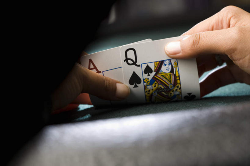 西方人,手,一个人,横图,室内,特写,夜晚,正面,游戏,赌博,贪欲,竞争,扑克牌,纸牌,玩具,扑克,欧洲,欧洲人,双手,仅一个女性,仅一个人,握,阴影,朦胧,模糊,反射,英文,标志,文字,影子,字符,字母,拿,玩,拿着,娱乐,标识,刺激,仅一个中年女性,休闲,手部,握着,活动,英文字母,发泄,消遣,智力,赌具,21点,黑杰克,投机,侥幸,欲望,宣泄,女人,女性,中年女性,白种人,玩耍,嬉戏,半身,彩图,二十一点,胜负,输赢