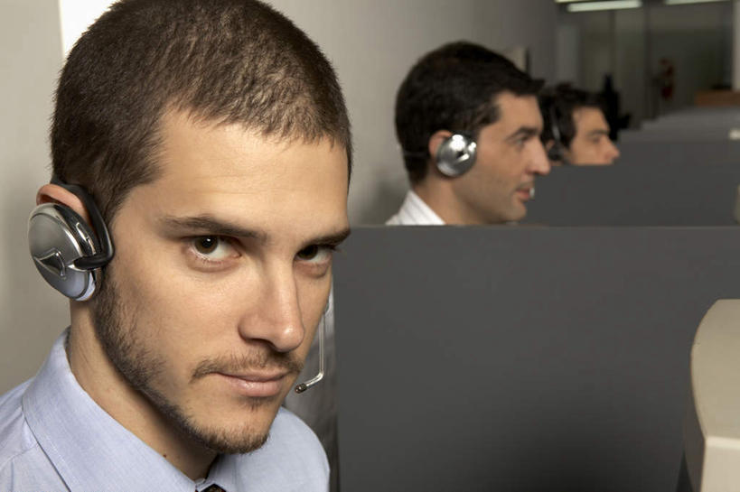 西方人,胡须,三个人,同事,商务人士,商务男性,办公室,坐,笑,微笑,横图,室内,白天,正面,衬衫,通讯,成功,合作,团队,集体,信心,客服,欧洲,欧洲人,阴影,套装,反射,信息,影子,墙,话务员,注视,队伍,墙壁,墙面,耳机,耳麦,话筒,观察,看,服务,通信,观看,协调,察看,麦克风,领导,头戴式耳麦,成就,关注,销售,商务装,合伙,领袖,工薪阶层,客服人员,电话销售,接待员,男人,男性,年轻男性,白种人,胡子,络腮胡,白领,接线员,上班族,坐着,半身,彩图,衬衣,头戴式耳机