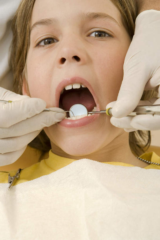 西方人,儿童,脸,头,嘴,脸颊,头发,两个人,医生,病人,牙科医生,医院,躺,竖图,室内,特写,白天,正面,工作服,制服,纯洁,机器,镜子,欧洲,欧洲人,阴影,反射,医学,影子,注视,设备,肩膀,小孩,白色,手套,观察,看,张嘴,医护人员,医疗人员,金色,橡胶,可爱,童年,童趣,观看,镜像,察看,医疗,医疗设备,白大褂,镜面,关注,病患,牙科,医疗器械,橡胶手套,反射镜,医疗工具,张大嘴巴,童真,橡胶制品,烂漫,无邪,医疗机构,牙钻,医用手套,光学,工作制服,检测工具,卧着,天真,男人,男性,女孩,女人,女性,中年男性,白种人,孩子,头部,长发,卷发,脸部,脸蛋,面部,嘴巴,嘴唇,大夫,患者,就医者,牙医,张开嘴,躺着,卧,半身,彩图,工作套服,病院,诊所,牙科椅,牙科治疗椅,牙椅,女生