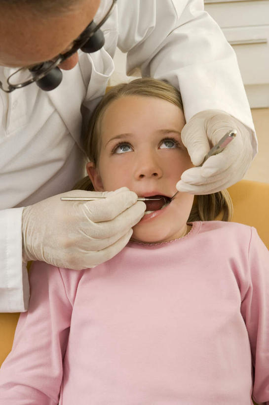 西方人,儿童,两个人,医生,病人,牙科医生,医院,躺,竖图,俯视,室内,白天,工作服,制服,纯洁,机器,欧洲,欧洲人,握,阴影,反射,医学,影子,拿,拿着,注视,设备,小孩,白色,手套,观察,看,张嘴,医护人员,医疗人员,橡胶,可爱,童年,童趣,握着,观看,察看,医疗,医疗设备,白大褂,关注,病患,医疗器械,橡胶手套,医疗工具,张大嘴巴,童真,橡胶制品,烂漫,无邪,医疗机构,牙钻,医用手套,工作制服,检测工具,卧着,天真,男人,男性,女孩,女人,女性,中年男性,白种人,孩子,大夫,患者,就医者,牙医,张开嘴,躺着,卧,半身,彩图,高角度拍摄,工作套服,病院,诊所,牙科椅,牙科治疗椅,牙椅,女生