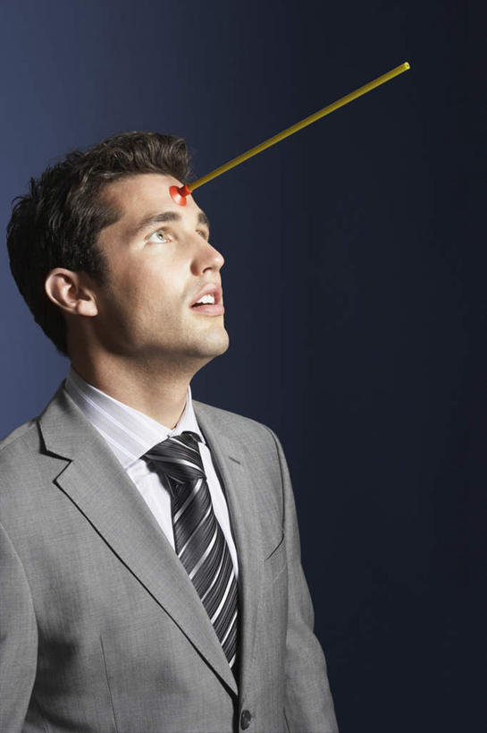 西方人,脸,头,脸颊,头发,一个人,商务人士,商务男性,站,竖图,室内,特写,白天,正面,衬衫,欧洲,欧洲人,仅一个男性,仅一个人,仅一个中年男性,蓝色背景,套装,注视,肩膀,箭头,黑色,观察,看,站着,武器,战争,摄影,影棚,观看,一支,察看,关注,兵器,商务装,工薪阶层,远程,冷兵器,簇,矢,男人,男性,中年男性,白种人,头部,直发,脸部,脸蛋,面部,白领,上班族,站立,半身,彩图,影棚拍摄,衬衣,拍摄,短发