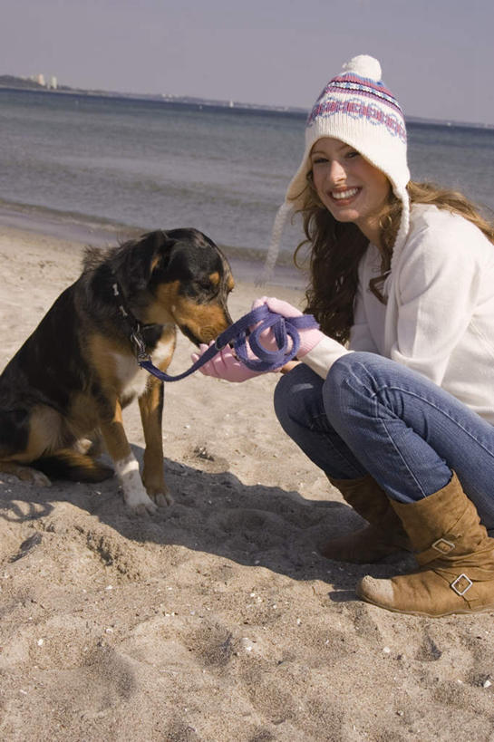 西方人,一个人,蹲,笑,微笑,露齿笑,竖图,室外,白天,侧面,毛衣,海浪,海洋,沙滩,宠物,狗,帽子,欧洲,欧洲人,仅一个年轻女性,仅一个女性,仅一个人,握,阴影,光线,沙子,影子,海岸,浪花,冬季,冬天,沙地,扭头,注视,靴子,一只,蓝色,白色,蓝天,天空,阳光,海水,动物,天,观察,看,转头,可爱,握着,晴朗,观看,察看,雪地靴,关注,线衫,海景,忠诚,万里无云,编织帽,年轻女性,女人,女性,白种人,大海,风浪,海,海水的波动,海滩,近岸浪,涌浪,晴空,晴空万里,犬,蹲着,半身,彩图,绒衣,套衫,套头毛衣,线衣