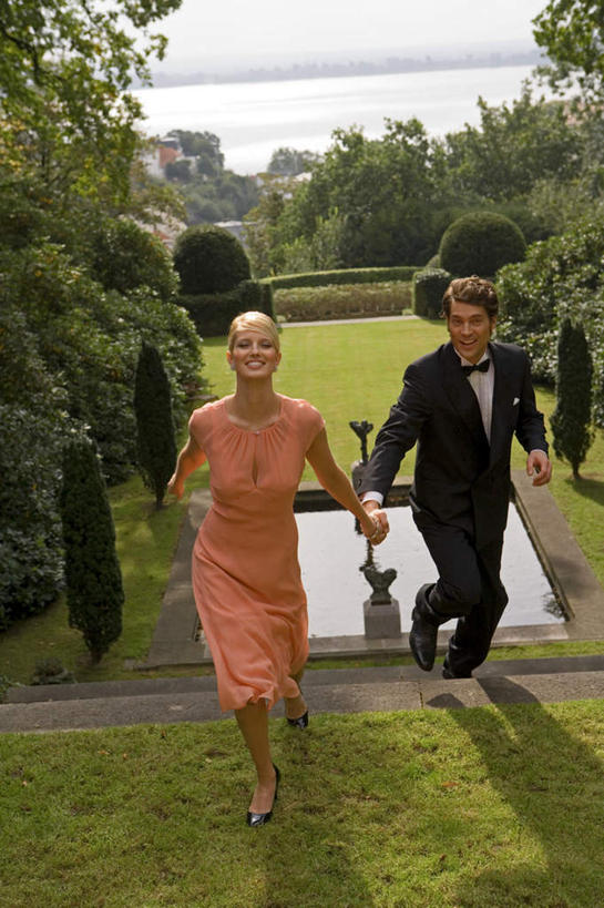 西方人,两个人,走,握手,笑,微笑,竖图,室外,白天,正面,裙子,西装,爱情,草地,草坪,植物,楼梯,喷泉,欧洲,欧洲人,阴影,连衣裙,套装,正装,光线,领结,影子,阶梯,景观,橘红色,浪漫,注视,文化,台阶,草,树,树木,绿色,天空,阳光,自然,天,观察,看,品味,温暖,温馨,恩爱,恋人,生长,成长,观看,和睦,察看,象征,庄重,关注,水景,身份,美观,正式,地位,男人,男性,年轻男性,年轻女性,女人,女性,白种人,情侣,设计,步行,搀手,拉手,散步,手搀手,手拉手,手牵手,手握手,走路,彩图,全身,伴侣,融洽