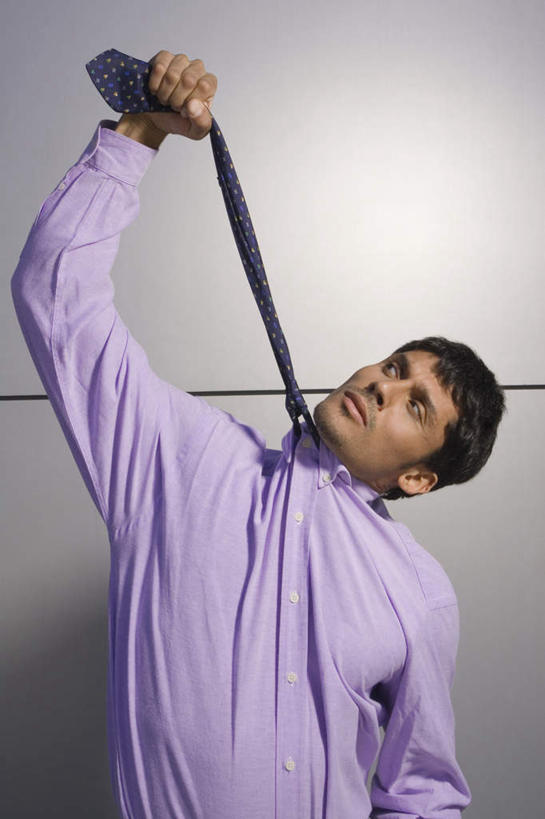 西方人,一个人,商务人士,商务男性,站,拉,举,竖图,室内,白天,正面,衬衫,欧洲,欧洲人,仅一个男性,仅一个人,仅一个中年男性,阴影,套装,反射,影子,墙,领带,注视,墙壁,墙面,观察,看,托,站着,观看,察看,象征,庄重,关注,自杀,商务装,身份,工薪阶层,正式,地位,自尽,男人,男性,中年男性,白种人,白领,上班族,举起,举手,举着,向上举,向上伸,向上托,站立,半身,彩图,衬衣