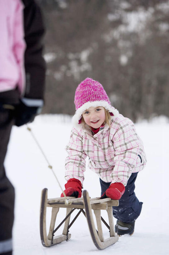 西方人,儿童,两个人,伙伴,朋友,走,拉,笑,微笑,露齿笑,竖图,室外,白天,正面,友谊,纯洁,山,雪,雪山,大雪,帽子,欧洲,欧洲人,花纹,服装,冰,积雪,山峰,雪景,冬季,冬天,山峦,注视,车,小孩,衣服,手套,交通工具,观察,看,温暖,棉衣,寒冷,可爱,童年,童趣,服饰,观看,保暖,雪橇,察看,冰冷,御寒,关注,载具,雪橇车,童真,烂漫,无邪,棉袄,编织帽,严寒,冰凉,酷寒,凛冽,凛凛,极冷,棉服,冬装,天真,友情,女孩,女人,女性,白种人,步行,散步,走路,半身,彩图,袄子,棉被服,女生