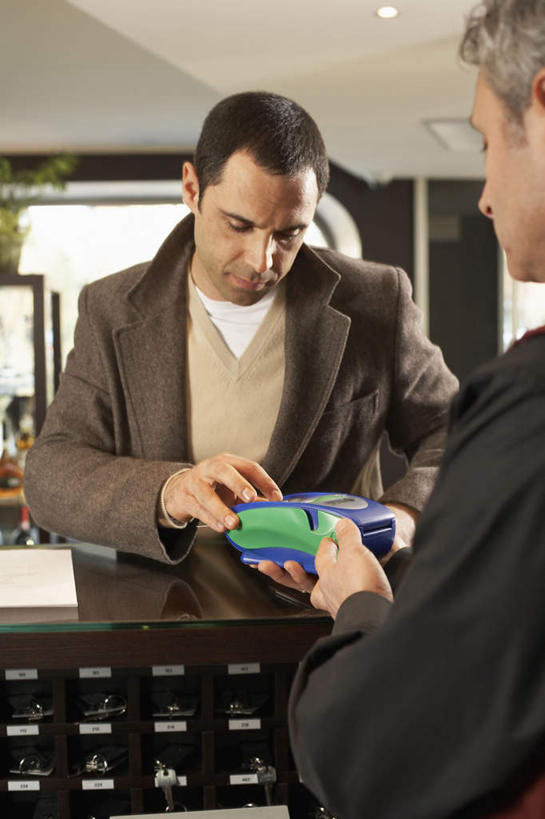 西方人,背部,两个人,门童,宾馆,站,笑,微笑,露齿笑,竖图,室内,白天,正面,西装,天花板,酒店,欧洲,欧洲人,握,套装,正装,墙,拿,拿着,注视,顾客,墙壁,墙面,观察,看,站着,服务台,握着,pos机,收银台,皮夹子,钱包,观看,察看,操作,零钱包,皮夹,关注,收银,收银机,按键,男人,男性,中年男性,白种人,站立,半身,彩图,客店,客栈,旅店,旅馆,旅舍,汽车旅馆