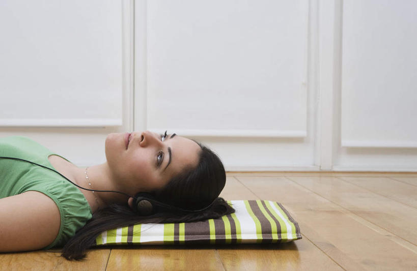 西方人,一个人,躺,横图,室内,白天,侧面,T恤衫,快乐,满意,幸福,地板,欧洲,欧洲人,仅一个年轻女性,仅一个女性,仅一个人,毯子,墙,音响,地面,音乐,T恤,注视,娱乐,木地板,墙壁,墙面,绿色,白色,耳机,垫子,观察,看,享受,休闲,放松,观看,察看,舒适,享乐,关注,海绵垫,体操垫,卧着,年轻女性,女人,女性,白种人,长发,躺着,卧,半身,彩图