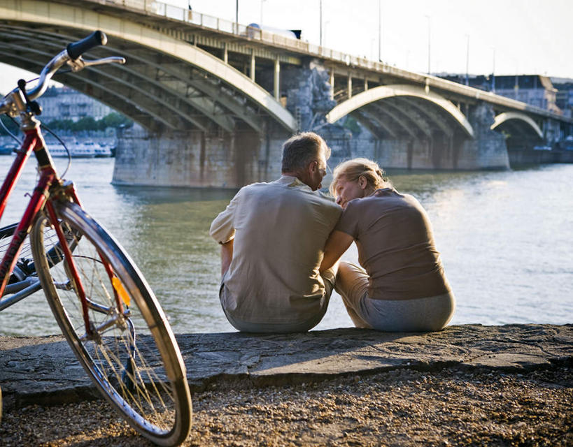 西方人,老年人,两个人,家庭,夫妻,坐,横图,室外,白天,爱情,河流,水,大桥,立交桥,桥梁,自行车,照明,欧洲,欧洲人,一辆,停靠,阴影,服装,光线,影子,河水,水流,高架,斜拉桥,桥,灯光,浪漫,注视,休闲装,车,脚踏车,灯,背面,衣服,蓝色,蓝天,天空,阳光,灯具,交通工具,天,观察,看,休闲,温暖,温馨,一家人,休闲服,恩爱,恋人,服饰,晴朗,观看,照亮,和睦,察看,照明设备,关注,载具,万里无云,应急灯,老年男性,老年女性,男人,男性,女人,女性,白种人,夫妇,情侣,晴空,晴空万里,屈膝,坐着,彩图,全身,伴侣,融洽