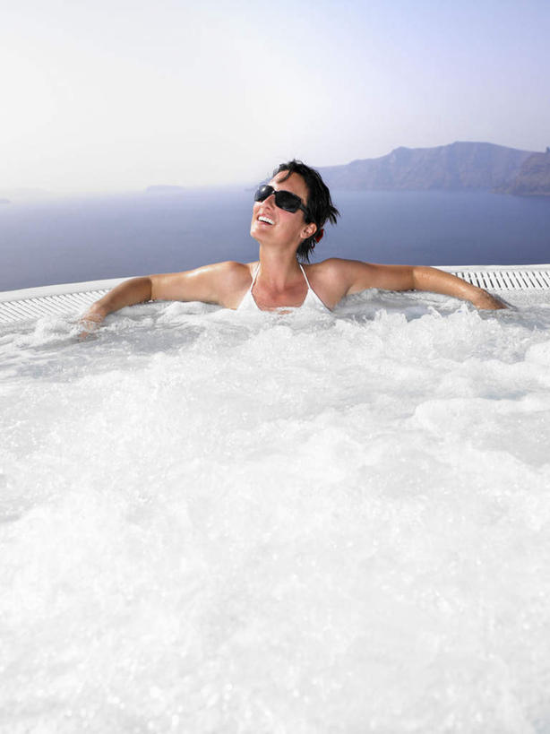 西方人,一个人,笑,微笑,竖图,室外,白天,正面,泳装,比基尼,山,欧洲,欧洲人,仅一个女性,仅一个人,许多,阴影,光线,墨镜,眼镜,影子,气泡,山峰,山峦,注视,蓝色,白色,蓝天,天空,阳光,泡泡,太阳镜,太阳眼镜,浴缸,天,看,靠,靠着,仅一个中年女性,遮阳镜,泡泡浴,晴朗,关注,卫浴设备,万里无云,水管装置,女人,女性,中年女性,白种人,晴空,晴空万里,抬头,仰头,半身,彩图,三点式,泳衣