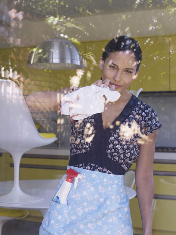 西方人,一个人,站,竖图,室内,白天,正面,厨房,窗户,落地窗,纺织品,照明,欧洲,欧洲人,仅一个年轻女性,仅一个女性,仅一个人,擦,抚摸,握,阴影,服装,反射,布,围裙,影子,灯光,织物,拿,拿着,注视,休闲装,抹布,吊灯,玻璃窗,灯,衣服,灯具,观察,看,站着,休闲,休闲服,擦拭,握着,服饰,观看,照亮,察看,女仆,照明设备,关注,婢女,女婢,女侍,揩擦,拭,年轻女性,女人,女性,白种人,站立,半身,彩图,灶间,轻抚