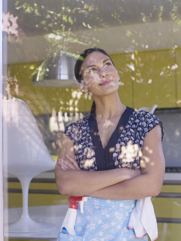 西方人,一个人,站,双手交叉,竖图,室内,白天,正面,厨房,窗户,落地窗,纺织品,照明,欧洲,欧洲人,仅一个年轻女性,仅一个女性,仅一个人,握,阴影,服装,反射,布,围裙,影子,灯光,织物,拿,拿着,注视,休闲装,抹布,吊灯,玻璃窗,灯,衣服,灯具,观察,看,站着,休闲,休闲服,握着,服饰,观看,照亮,察看,双手抱胸,女仆,照明设备,关注,婢女,女婢,女侍,年轻女性,女人,女性,白种人,站立,半身,彩图,灶间