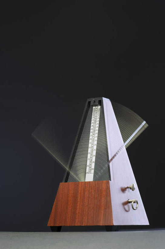 无人,竖图,室内,特写,白天,正面,桌面,桌子,静物,摇摆,阴影,黑色背景,朦胧,模糊,反射,木制,影子,节拍器,一个,木制品,摄影,影棚,单个,节奏,节拍,摇晃,稳定,彩图,影棚拍摄,拍摄