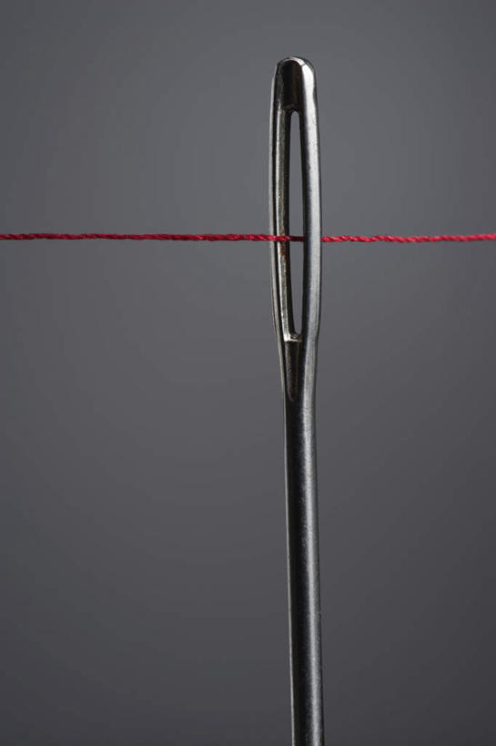 无人,竖图,室内,特写,白天,正面,静物,一根,阴影,灰色背景,反射,线,影子,针,红色,摄影,影棚,缝纫,缝衣针,针线,棉线,彩图,影棚拍摄,拍摄