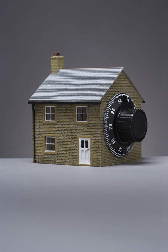 无人,家,竖图,室内,特写,白天,正面,安全,静物,阴影,灰色背景,立体,反射,空间,影子,房屋,屋子,防护,楼房,住宅,锁,模型,规划,摄影,密码锁,影棚,保护,保险,私密,保全,周全,安稳,安定,防盗,一栋,直观,建筑模型,建筑设计,平安,设计,彩图,影棚拍摄,拍摄,房子,号码锁