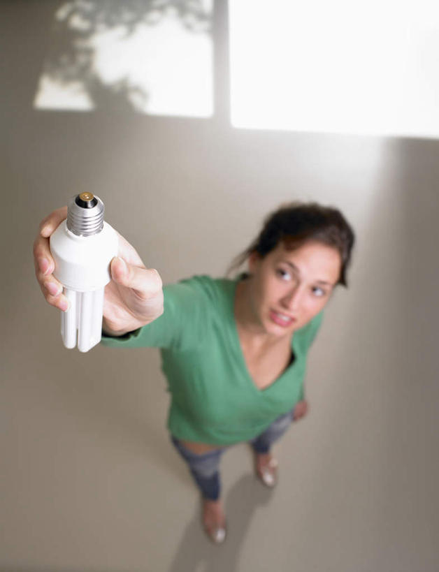 西方人,一个人,站,举,竖图,俯视,室内,白天,节能,照明,欧洲,欧洲人,仅一个年轻女性,仅一个女性,仅一个人,阴影,服装,环保,朦胧,模糊,反射,灯泡,影子,注视,休闲装,灯,节能灯,一个,衣服,灯具,观察,看,托,站着,休闲,休闲服,服饰,能源,单个,观看,照亮,察看,关注,低碳,照明工具,荧光灯,U型,U型管节能灯,年轻女性,女人,女性,白种人,举起,举手,举着,抬头,向上举,向上伸,向上托,仰头,站立,彩图,高角度拍摄,全身