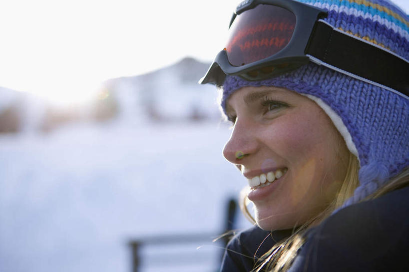 西方人,脸,头,脸颊,一个人,站,笑,微笑,露齿笑,横图,室外,特写,白天,侧面,安全,雪,大雪,帽子,欧洲,欧洲人,仅一个年轻女性,仅一个女性,仅一个人,阴影,服装,朦胧,模糊,光线,眼镜,影子,积雪,雪景,冬季,冬天,防护,注视,肩膀,衣服,紫色,阳光,观察,看,站着,温暖,寒冷,服饰,观看,保暖,护目镜,保护,察看,御寒,关注,滑雪镜,保险,滑雪服,保全,周全,安稳,安定,一顶,棉帽,严寒,安全防护眼镜,竞技服,旅游服,冬装,平安,年轻女性,女人,女性,白种人,头部,脸部,脸蛋,面部,站立,半身,彩图,雪镜,防护眼镜