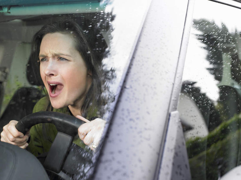 西方人,一个人,坐,横图,室外,白天,正面,机器,仪器,窗户,汽车,欧洲,欧洲人,仅一个女性,仅一个人,一辆,握,阴影,服装,光线,影子,休闲装,设备,玻璃窗,车,衣服,阳光,车窗,方向盘,交通工具,轿车,驾驶,行驶,张嘴,仅一个中年女性,休闲,休闲服,握着,服饰,控制,震动,载具,张大嘴巴,震惊,女人,女性,中年女性,白种人,张开嘴,坐着,半身,彩图