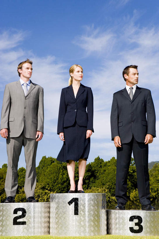 西方人,三个人,同事,商务人士,商务男性,商务女性,站,竖图,室外,白天,正面,衬衫,成功,合作,团队,集体,信心,植物,欧洲,欧洲人,一排,阴影,套装,整齐,光线,标志,数字,文字,影子,字符,云,云朵,云彩,扭头,注视,标识,队伍,树,树木,排列,蓝色,绿色,白云,蓝天,天空,阳光,自然,天,观察,看,站着,转头,阿拉伯数字,生长,晴朗,成长,观看,察看,领导,颁奖台,成就,队列,关注,商务装,合伙,领袖,工薪阶层,男人,男性,年轻男性,女人,女性,中年男性,中年女性,白种人,白领,上班族,晴空,站立,彩图,全身,衬衣