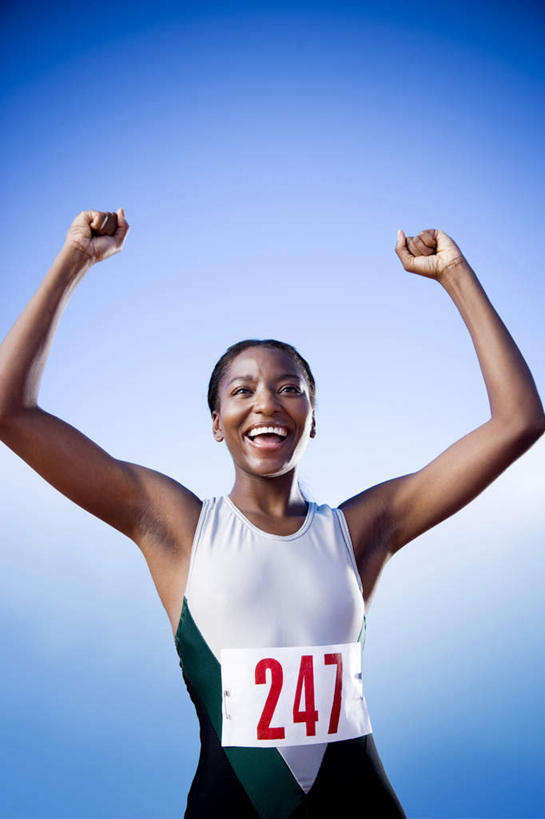 西方人,一个人,运动员,站,举,笑,微笑,露齿笑,竖图,室外,白天,正面,运动服,欧洲,非洲,黑人,欧洲人,仅一个年轻女性,仅一个女性,仅一个人,阴影,服装,欢呼,光线,标志,数字,文字,影子,字符,标识,衣服,蓝色,蓝天,天空,阳光,天,托,站着,阿拉伯数字,服饰,晴朗,喝彩,衣着,穿着,万里无云,衣饰,年轻女性,女人,女性,非洲人,晴空,晴空万里,体育运动员,运动选手,举起,举手,举着,向上举,向上伸,向上托,站立,半身,彩图,运动装