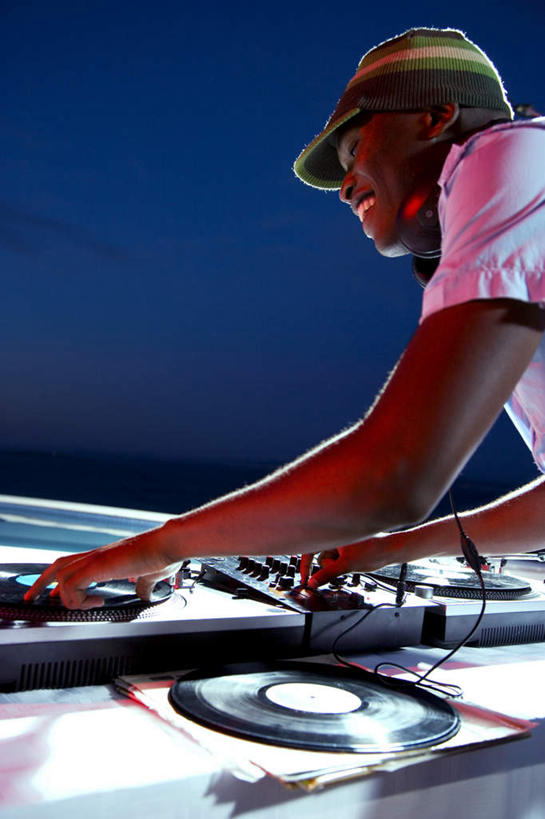 西方人,一个人,站,竖图,室外,夜晚,仰视,陶醉,快乐,数据,帽子,欧洲,非洲,黑人,欧洲人,仅一个男性,仅一个人,握,阴影,服装,反射,信息,光盘,影子,光碟,音乐,音乐播放器,注视,休闲装,存储介质,运动帽,仅一个年轻男性,衣服,观察,看,站着,享受,休闲,休闲服,鸭舌帽,握着,服饰,观看,碟片,存储,CD光盘,察看,关注,打碟机,dj师,唱片骑士,CD唱片,CD光碟,一顶,男人,男性,年轻男性,非洲人,站立,半身,彩图,低角度拍摄,DJ打碟机,播放器,沉醉