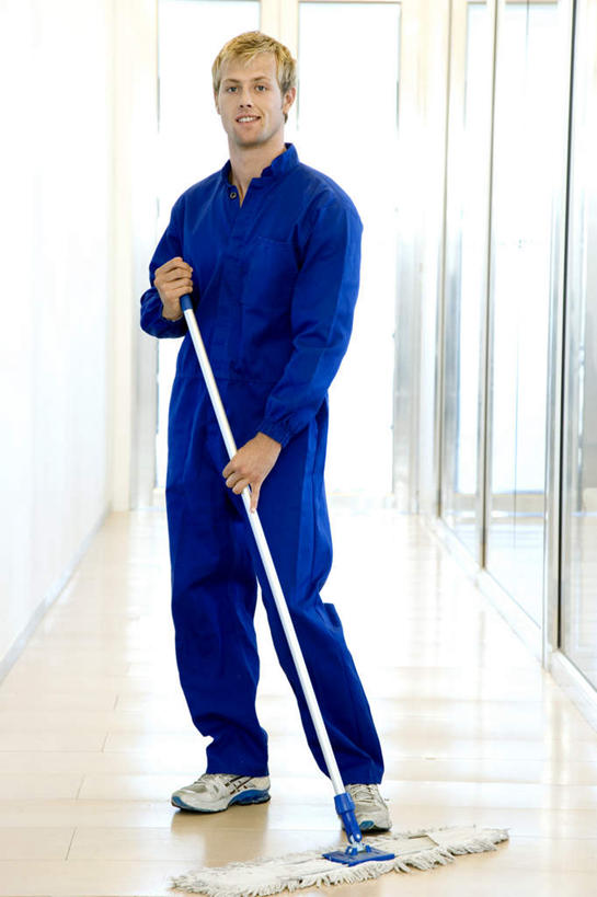 西方人,一个人,清洁工,站,竖图,室内,白天,正面,工作服,制服,窗户,落地窗,欧洲,欧洲人,仅一个男性,仅一个人,握,阴影,反射,工具,扫帚,影子,走道,走廊,过道,注视,玻璃窗,仅一个年轻男性,蓝色,观察,看,清洁,站着,握着,观看,扫把,察看,卫生,关注,保洁,清洁员,保洁员,笤帚,清洁人员,工作制服,男人,男性,年轻男性,白种人,清洁工人,站立,彩图,全身,工作套服