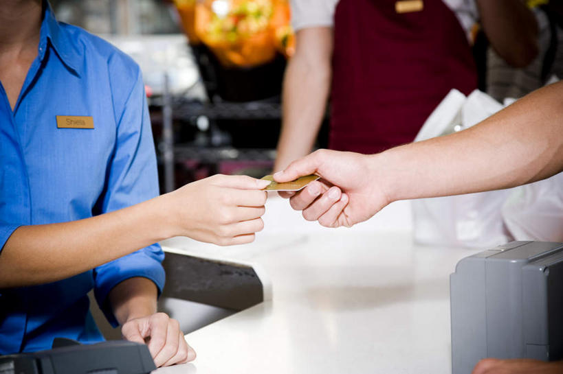 西方人,三个人,店员,商店,站,横图,室内,白天,正面,工作服,制服,购物,信用卡,消费,桌面,桌子,超市,欧洲,欧洲人,递,握,朦胧,模糊,拿,拿着,顾客,蓝色,站着,营业员,卡,握着,pos机,储蓄卡,金融,百货,收银台,收银,收银机,选购,贸易,百货公司,血拼,销售人员,工作制服,银行卡,男人,男性,年轻男性,年轻女性,女人,女性,白种人,售货员,超级市场,大卖场,站立,半身,彩图,工作套服,购物商场,购物中心,商业中心